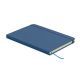 Carnet A5 bleu fermé vu en perspective, avec couverture rigide, élastique vertical et ruban marque-page. Carnet A5 bleu fermé vu en perspective, avec couverture rigide, élastique vertical et ruban marque-page.