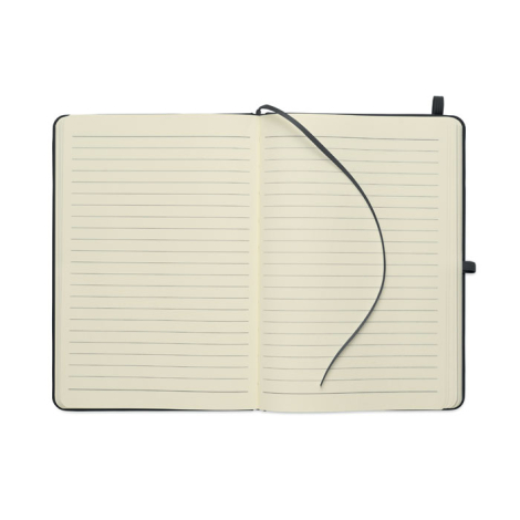 Carnet A5 ouvert montrant deux pages lignées et un ruban marque-page posé entre les pages.