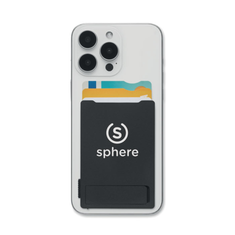 Porte-cartes noir fixé au dos d’un smartphone, contenant plusieurs cartes et doté d’un support rabattable, avec un symbole et un