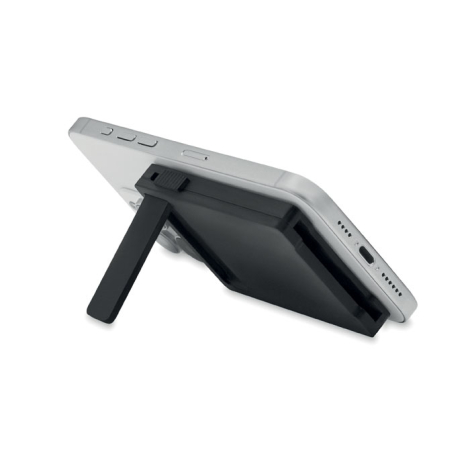 Vue de côté du porte-cartes fixé au dos d’un smartphone posé à l’horizontale, avec son support déplié pour maintenir l’appareil 