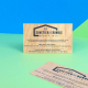 Deux cartes rectangulaires en bois clair avec personnalisation noire composée d'un logo et de textes, l'une présentée verticalem Deux cartes rectangulaires en bois clair avec personnalisation noire composée d'un logo et de textes, l'une présentée verticalem