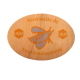 Magnet ovale en bois clair présenté à plat sur fond blanc, avec veinage vertical apparent et personnalisation orange et grise co Magnet ovale en bois clair présenté à plat sur fond blanc, avec veinage vertical apparent et personnalisation orange et grise co