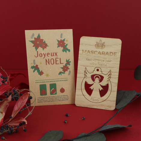 Carte de vœux en bois personnalisée avec une boule de Noël détachable au motif de cœur ajouré, accompagnée de son étui kraft imp