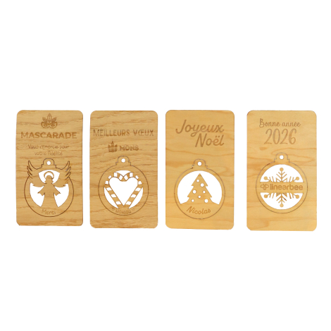 Carte de vœux en bois clair avec décoration détachable en forme de boule de Noël et ange ajouré. Personnalisation gravée avec lo