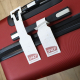 Deux étiquettes de bagage blanches avec logo SNCF Voyageurs, sur une valise rouge. L'une est fixée à la poignée, l'autre dépliée Deux étiquettes de bagage blanches avec logo SNCF Voyageurs, sur une valise rouge. L'une est fixée à la poignée, l'autre dépliée