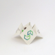 Cocotte en papier blanc personnalisée avec un logo géométrique vert et bleu sur sa face centrale, présentée ouverte sur fond bla Cocotte en papier blanc personnalisée avec un logo géométrique vert et bleu sur sa face centrale, présentée ouverte sur fond bla