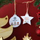 Boule de Noël ronde RADTEK et étoile de Noël Vitalief en papier ensemencé, suspendues sur fond rouge avec des sapins décoratifs 