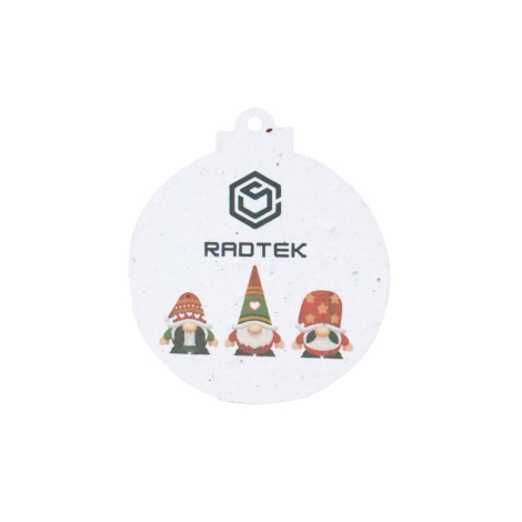 Boule de Noël à planter en papier ensemencé blanc, personnalisée avec le logo RADTEK et trois lutins de Noël colorés, présentée 