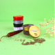 Assortiment de boîtes à épices rondes personnalisées de différentes couleurs, avec une boîte ouverte contenant des herbes aromat