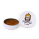Petite boîte métallique ronde blanche ouverte contenant du paprika en poudre, accompagnée de son couvercle personnalisé avec le 
