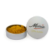 Petite boîte métallique ronde blanche contenant du curry jaune, accompagnée de son couvercle personnalisé Marie avec l'inscripti