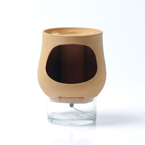 Pot en terre cuite avec large ouverture latérale et réservoir d'eau en verre transparent, présenté vide sur fond blanc.