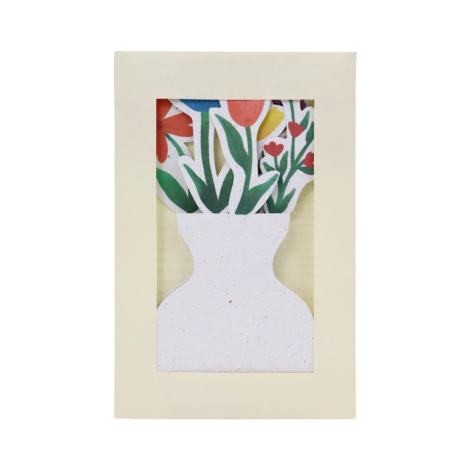 Calendrier vase fleuri en papier présenté dans sa pochette de protection beige avec fenêtre transparente laissant apparaître les
