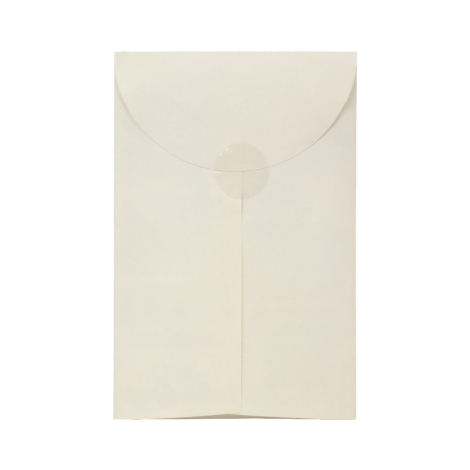 Vue arrière de la pochette de protection beige du calendrier vase fleuri, avec rabat arrondi et fermeture adhésive.