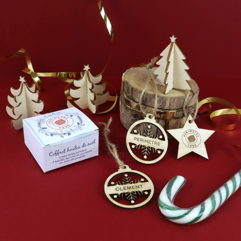 Coffret cadeau de Noël publicitaire en papier ensemencé accompagné de boules et d'une étoile en bois personnalisées, dans une mi