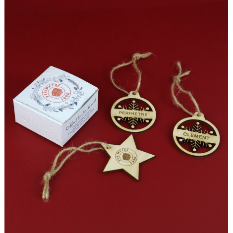 Coffret de décorations de Noël publicitaires avec boîte en papier ensemencé personnalisée, deux boules en bois ajouré et une éto
