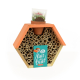 Hôtel à insectes personnalisé en bois avec toit orange, tubes de bambou, logo Andros sur la face avant et petit pot en terre cui Hôtel à insectes personnalisé en bois avec toit orange, tubes de bambou, logo Andros sur la face avant et petit pot en terre cui