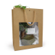 Sac cadeau en kraft avec poignées en cordelette et fenêtre transparente laissant apparaître un kokedama de ficus ginseng envelop Sac cadeau en kraft avec poignées en cordelette et fenêtre transparente laissant apparaître un kokedama de ficus ginseng envelop