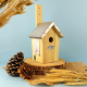 • Nichoir à oiseaux en bois naturel avec toit métallique, ouverture circulaire et support de fixation arrière. Présenté sur rond • Nichoir à oiseaux en bois naturel avec toit métallique, ouverture circulaire et support de fixation arrière. Présenté sur rond