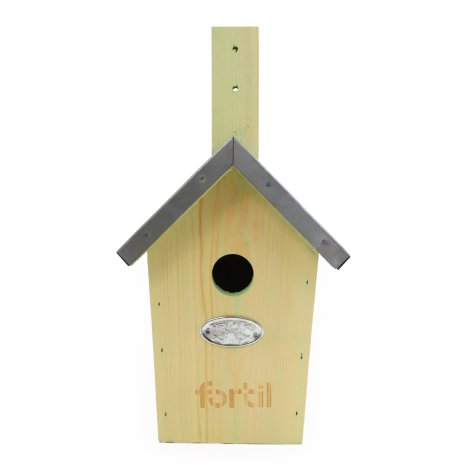 • Vue de face d'un nichoir à oiseaux en bois naturel personnalisé avec logo fortil gravé sous une plaque métallique décorative, 