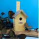 • Nichoir à oiseaux en bois naturel personnalisé avec logo ER gravé sur la façade, toit métallique gris et trou d'envol rond. Pr • Nichoir à oiseaux en bois naturel personnalisé avec logo ER gravé sur la façade, toit métallique gris et trou d'envol rond. Pr