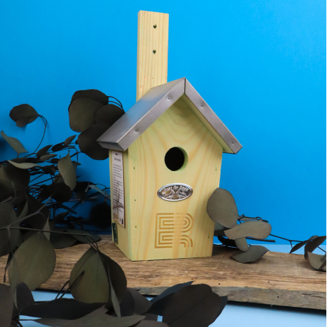 • Nichoir à oiseaux en bois naturel personnalisé avec logo ER gravé sur la façade, toit métallique gris et trou d'envol rond. Pr