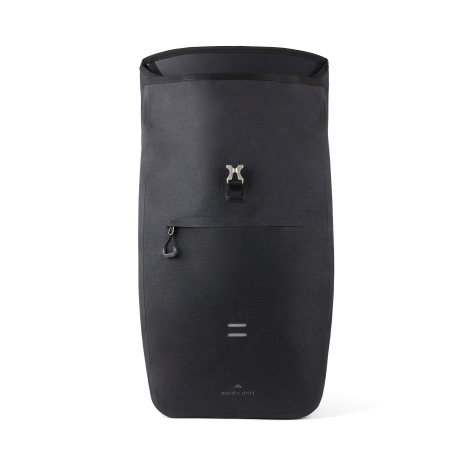 Sac à dos noir présenté de face avec rabat supérieur relevé, ouverture principale déployée, boucle métallique centrale et poche 