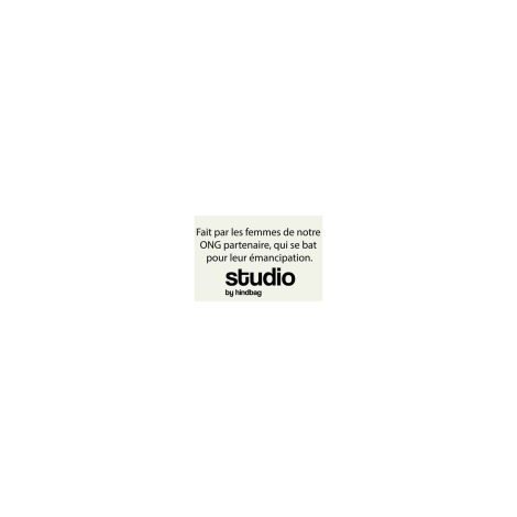 Étiquette Studio by Hindbag présentant l'engagement social de la marque et la fabrication des accessoires par les femmes d'une O