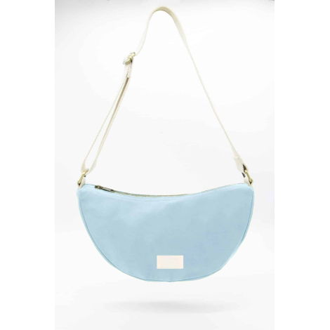 Vue de face du sac lune Inès bleu azur avec fermeture zippée, bandoulière écrue réglable, mousquetons métalliques dorés et étiqu