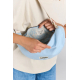 Gros plan sur l'intérieur du sac lune Inès bleu azur, ouvert par fermeture zippée, dévoilant une doublure à motifs floraux bleus Gros plan sur l'intérieur du sac lune Inès bleu azur, ouvert par fermeture zippée, dévoilant une doublure à motifs floraux bleus