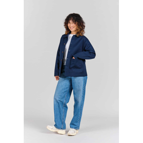 Femme portant la veste Camille bleu marine ouverte sur un t-shirt blanc, avec coupe droite, col chemise, manches longues et deux
