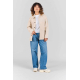 Femme portant la veste Camille écrue ouverte sur un t-shirt blanc, avec col chemise, manches longues, fermeture boutonnée et poc Femme portant la veste Camille écrue ouverte sur un t-shirt blanc, avec col chemise, manches longues, fermeture boutonnée et poc