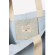 Vue détaillée de la poche intérieure du cabas Nina bleu roi, en tissu blanc à motifs végétaux bleus, avec étiquette Studio by Hi Vue détaillée de la poche intérieure du cabas Nina bleu roi, en tissu blanc à motifs végétaux bleus, avec étiquette Studio by Hi
