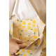 Vue détaillée de la poche intérieure du cabas Nina à motifs citrons jaunes, avec étiquette Studio by Hindbag présentant les enga