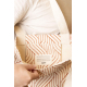 Vue détaillée de la poche intérieure du cabas Nina à motifs géométriques orange, avec étiquette Studio by Hindbag et anses écrue