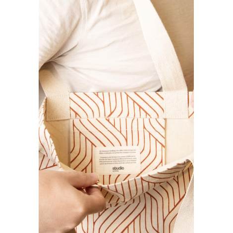 Vue détaillée de la poche intérieure du cabas Nina à motifs géométriques orange, avec étiquette Studio by Hindbag et anses écrue
