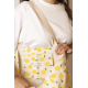 Vue détaillée de la poche intérieure du grand cabas Nina à motifs citrons jaunes, avec étiquette Studio by Hindbag présentant le Vue détaillée de la poche intérieure du grand cabas Nina à motifs citrons jaunes, avec étiquette Studio by Hindbag présentant le