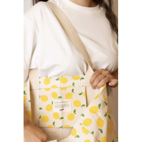 Vue détaillée de la poche intérieure du grand cabas Nina à motifs citrons jaunes, avec étiquette Studio by Hindbag présentant le