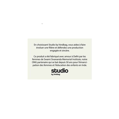Grande étiquette intérieure Studio by Hindbag présentant la fabrication responsable à Delhi par les femmes de l'ONG Swami Sivana