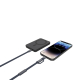 Câble de recharge tressé gris foncé branché à un smartphone noir et à une batterie externe assortie. Les connecteurs métalliques Câble de recharge tressé gris foncé branché à un smartphone noir et à une batterie externe assortie. Les connecteurs métalliques