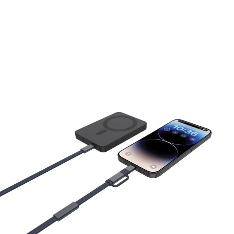 Câble de recharge tressé gris foncé branché à un smartphone noir et à une batterie externe assortie. Les connecteurs métalliques
