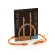 Câble de recharge orange à gaine tressée plate, disposé en boucle devant son emballage cartonné noir et kraft illustré de pictog Câble de recharge orange à gaine tressée plate, disposé en boucle devant son emballage cartonné noir et kraft illustré de pictog