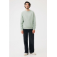 Homme debout de face portant un sweat vert sauge clair à col rond et manches longues, associé à un jean noir ample et des basket Homme debout de face portant un sweat vert sauge clair à col rond et manches longues, associé à un jean noir ample et des basket