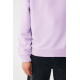 Gros plan sur le bas d'un sweat lilas clair porté avec un jean noir. Le tissu lisse, la bande côtelée à la taille et le poignet Gros plan sur le bas d'un sweat lilas clair porté avec un jean noir. Le tissu lisse, la bande côtelée à la taille et le poignet