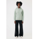 Femme portant un sweat à capuche vert sauge, présenté de face en pied. Coupe droite, manches longues, cordons de serrage assorti Femme portant un sweat à capuche vert sauge, présenté de face en pied. Coupe droite, manches longues, cordons de serrage assorti