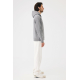 Homme portant un sweat à capuche gris chiné, présenté de profil en pied. La vue latérale montre la coupe droite, la capuche repo Homme portant un sweat à capuche gris chiné, présenté de profil en pied. La vue latérale montre la coupe droite, la capuche repo