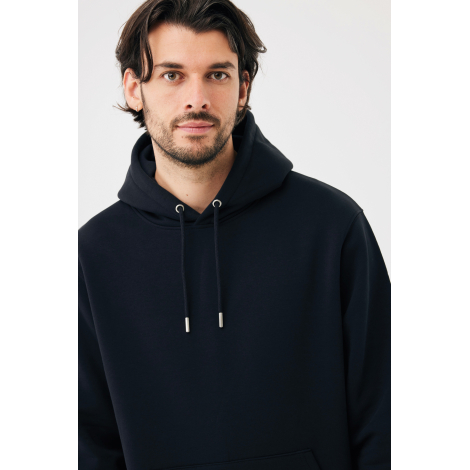 Homme portant un sweat à capuche bleu marine, présenté en vue rapprochée du haut du corps. Capuche ouverte autour du cou, cordon