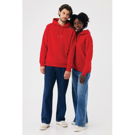 Homme et femme portant des sweats à capuche rouges, présentés de face en pied. Les deux modèles montrent une coupe droite, des m