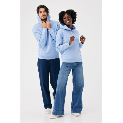 Homme et femme portant des sweats à capuche bleu pastel, présentés en pied. L'homme tient les bords de sa capuche relevée tandis