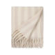 Couverture pliée beige clair et écru, à larges rayures verticales légèrement estompées. Un coin est rabattu en diagonale, laissa Couverture pliée beige clair et écru, à larges rayures verticales légèrement estompées. Un coin est rabattu en diagonale, laissa